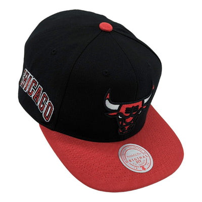 Gorra Mitchell & Ness Bulls Side Core 2.0 Negra-rojo 2023 34