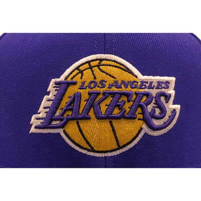 Gorra Mitchell & Ness Lakers Conference Patch Morada 2023 33