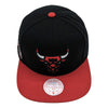 Gorra Mitchell & Ness Bulls Side Core 2.0 Negra-rojo 2023 34